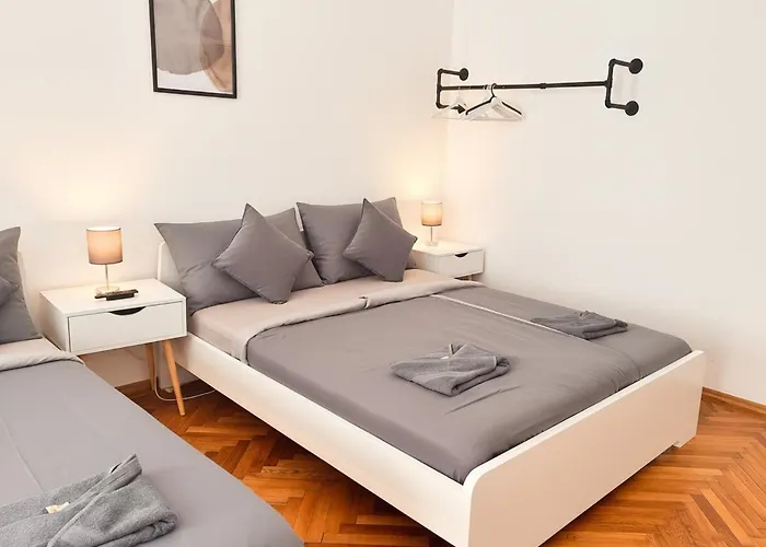 Апартаменти Stylish Flat With 2 Double Beds For 4 People 15a